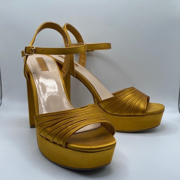 FOREVER 21 WOMEN’S GOLD PLATFORM BLOCKED HEELS SANDAL SZ 7.5 - Picture 1 of 13